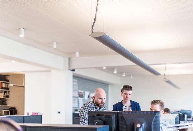 5 Tipps für die richtige Bürobeleuchtung DIE RICHTIGE BÜROBELEUCHTUNG: TIPPS & TRICKS